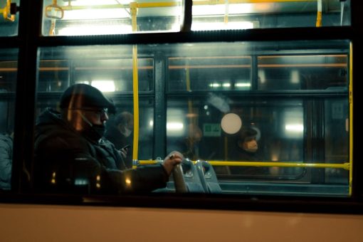 Listwy przypodłogowe zasilane 24 V DC – niewidoczna magistrala dla oświetlenia, ładowarek i czujników w całym domu