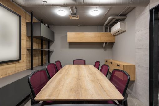 Meble i ściany, które magazynują ciepło: fronty z PCM + tynk gliniany dla stabilnej temperatury bez klimatyzacji