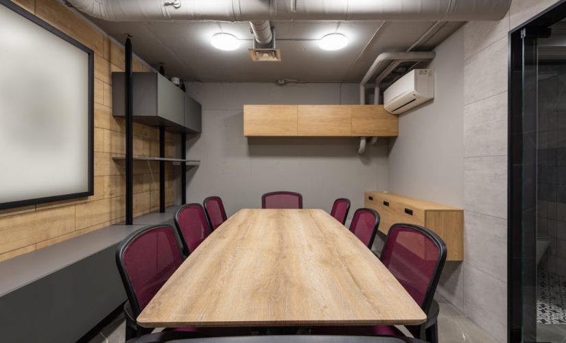 Meble i ściany, które magazynują ciepło: fronty z PCM + tynk gliniany dla stabilnej temperatury bez klimatyzacji