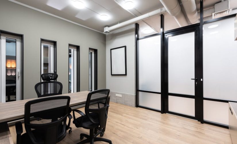 Sufitowe szyny do mebli: mobilny dom na wózkach, który zmienia układ w minutę