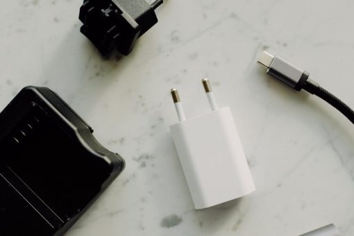 USB‑C PD 48 V w meblach i wnętrzach – jak zaprojektować domową magistralę DC bez zasilaczy na kablach