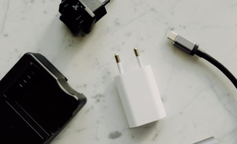 USB‑C PD 48 V w meblach i wnętrzach – jak zaprojektować domową magistralę DC bez zasilaczy na kablach