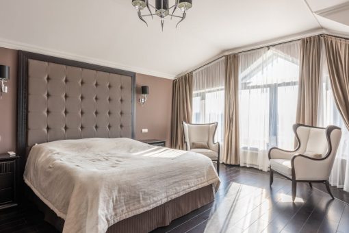 Sypialnia bez klimatyzacji: zagłówki i panele ścienne z PCM dla pasywnego chłodzenia i łagodnego dogrzewania