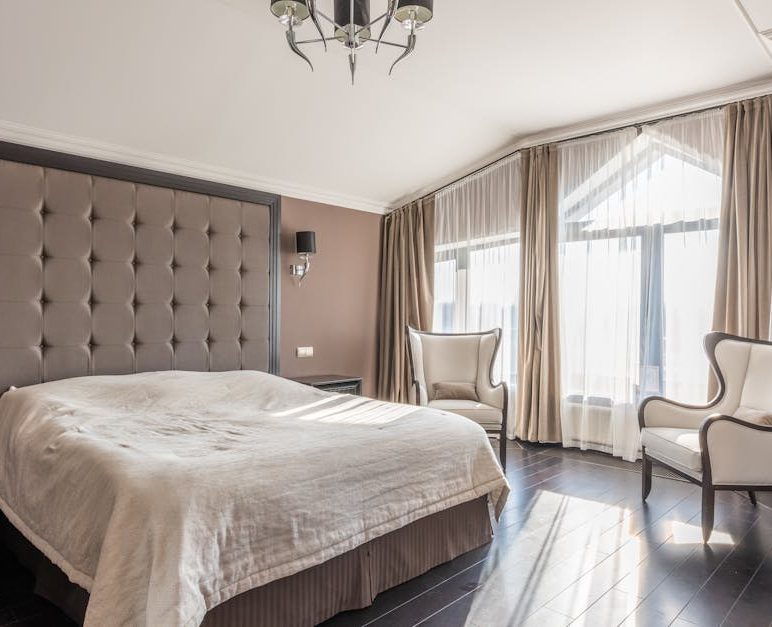 Sypialnia bez klimatyzacji: zagłówki i panele ścienne z PCM dla pasywnego chłodzenia i łagodnego dogrzewania