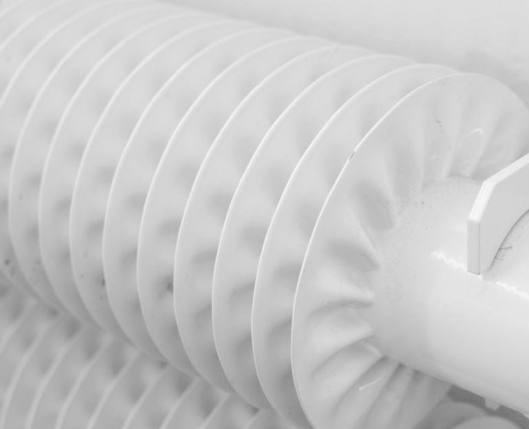 Grzejące listwy przypodłogowe 48 V DC – niewidoczna alternatywa dla grzejników i podłogówki