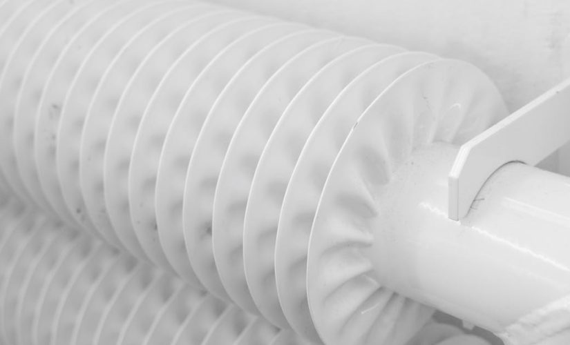 Grzejące listwy przypodłogowe 48 V DC – niewidoczna alternatywa dla grzejników i podłogówki