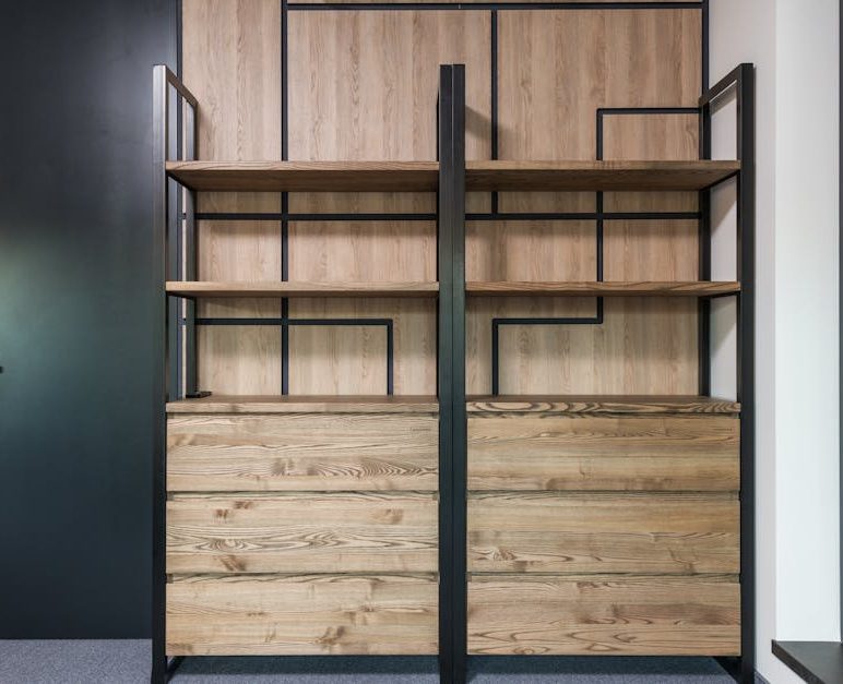 Inteligentne listwy przypodłogowe 4w1 – ogrzewanie, światło, okablowanie i czujniki w jednym profilu