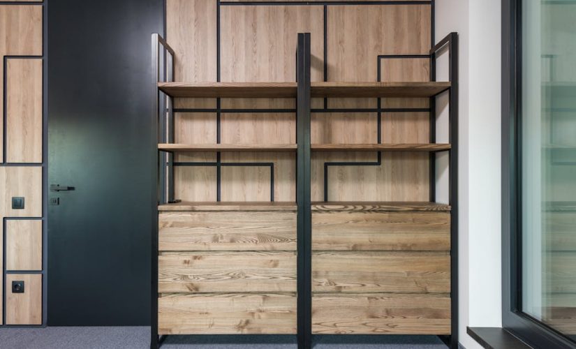 Inteligentne listwy przypodłogowe 4w1 – ogrzewanie, światło, okablowanie i czujniki w jednym profilu