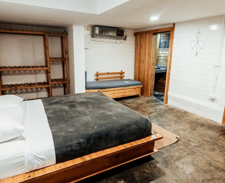 Posadzka z ubijanej gliny w mieszkaniu – ciepło, akustyka i piękno w stylu wabi-sabi