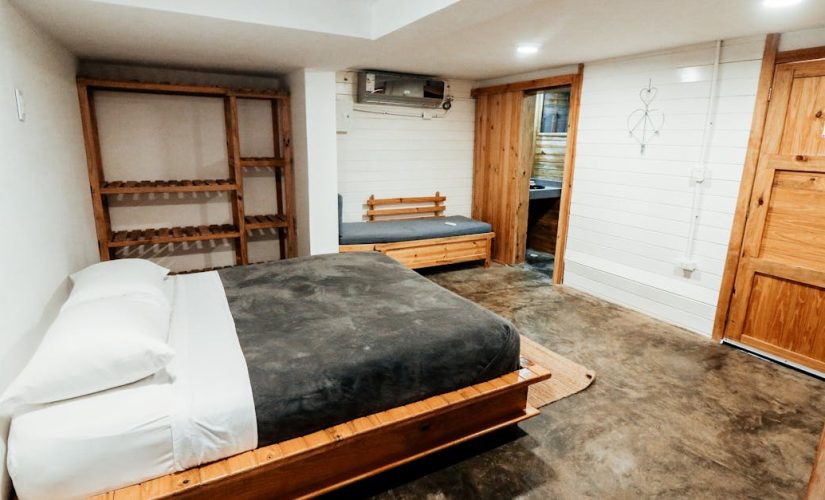 Posadzka z ubijanej gliny w mieszkaniu – ciepło, akustyka i piękno w stylu wabi-sabi