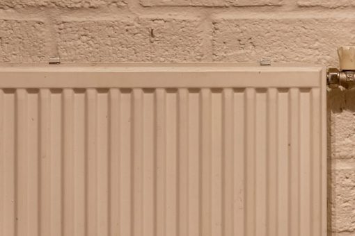 Ciepłe ściany i chłodne meble z gliny: kapilarno-radiacyjne moduły 2w1 do ogrzewania i chłodzenia domu