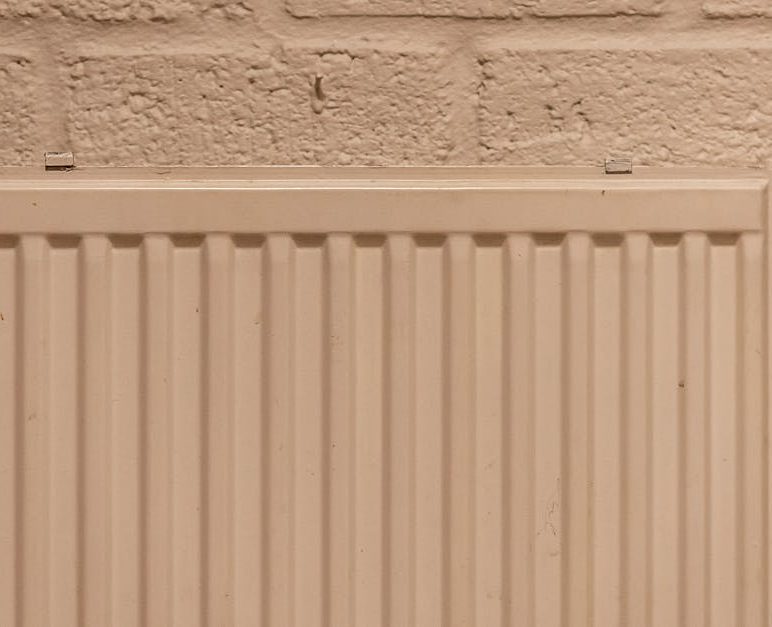 Ciepłe ściany i chłodne meble z gliny: kapilarno-radiacyjne moduły 2w1 do ogrzewania i chłodzenia domu