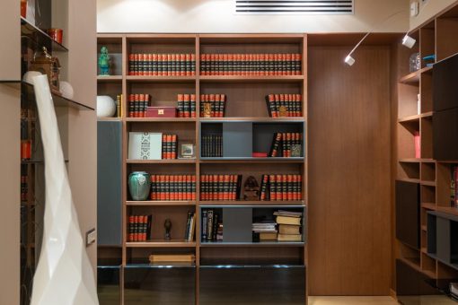 Regał-dyfuzor z tektury falistej i sklejki – biblioteka, która poprawia akustykę salonu