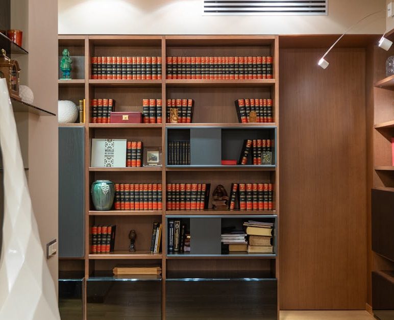 Regał-dyfuzor z tektury falistej i sklejki – biblioteka, która poprawia akustykę salonu