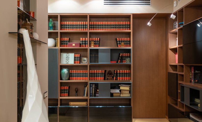 Regał-dyfuzor z tektury falistej i sklejki – biblioteka, która poprawia akustykę salonu